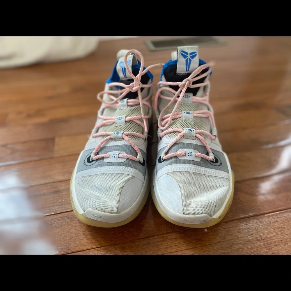 Nike Kobe A.D. 2018 AV3555-004 Men’s Size 9 Basketball Shoes White/Blue No Box